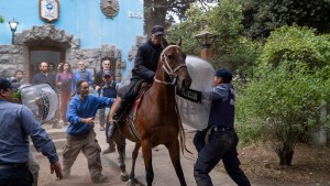 Video | Tensión por los incendios en El Bolsón: llegaron con rebenques a la comisaría donde están los detenidos