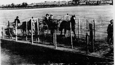 La balsa de Celestino Dell'Ana fue el primer servicio público habilitado sobre el río Neuquén, en la Confluencia. Foto: Gentileza Museo Paraje Confluencia. 