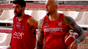 Paredes y Piuma, uno que sigue, otro que vuelve en el renovado Independiente. (Matías Subat)
