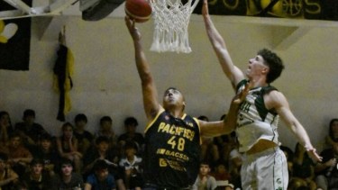 El Decano y Biguá jugaron un partido parejo y convocaron una buena cantidad de público en el Viejo Ramírez. (basquetpacificonqn)