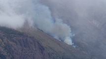 Imagen de Medios aéreo y decenas de brigadistas combaten el incendio en el Cerro Meta de Bariloche: cómo es el operativo este domingo