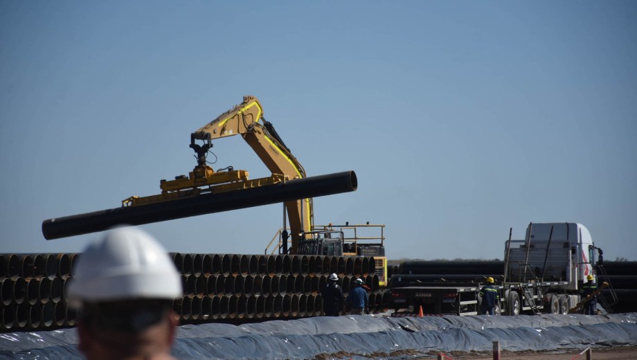 Las tareas de construcción del oleoducto ahora están centradas entre Chelforó y la Ruta 23. (Foto archivo: Andrés Maripe)