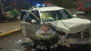 Una joven de 17 años grave por un choque en Neuquén: el otro conductor estaba alcoholizado y habría pasado en rojo