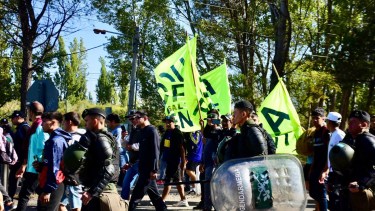 Video | Uocra movilizó a los puentes Neuquén – Cipolletti y hubo un gran despliegue de fuerzas federales