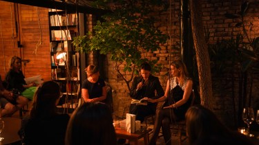 Dana Najlis y Aimé Olguín, en el centro y a la derecha, respectivamente, durante la presentación Risa Negra, de Sherwood Anderson,  primer libro editado por Palmeras salvajes en noviembre pasado.