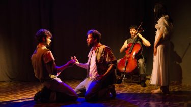 La música interpretada en escena es parte esencial de la puesta de Danzón Park propuesta por el grupo platense Llevaitrae.