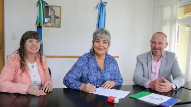 El momento de la firma para habilitar el Anexo de la Escuela Laboral, en diciembre pasado - Foto: Gentileza Ministerio de Educación Rio Negro. 