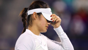 La tenista Emma Raducanu vio a su acosador, paró el partido y pidió asistencia: «una situación difícil»