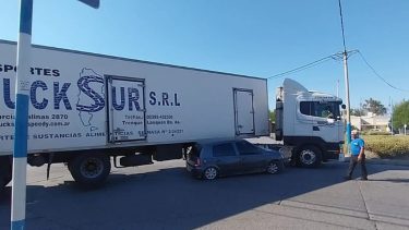 Un auto terminó debajo de un camión en Roca. 