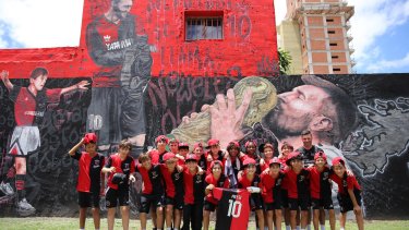 Una camiseta de Newell’s usada por Messi en 1999 será subastada en París. 