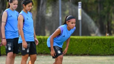Candela Parada, primera a la izquierda, en el predio de AFA en Ezeiza. (Foto: @Argentina)