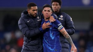 El gesto de Enzo Fernández tras la victoria del Chelsea y la reacción de un hincha al recibir el obsequio del argentino