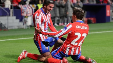 De Paul y Simeone festejan el segundo del Atlético en la goleada ante Getafe.  