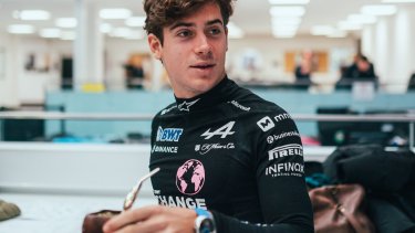 Franco Colapinto con el reloj que le obsequió Alpine.