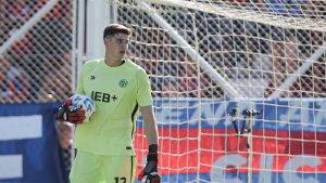 Orlando Gill evitó el gol de Vélez con un blooper incluído y batió un récord en San Lorenzo