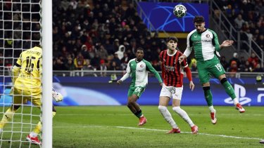 El cabezazo goleador de Julián Carranza que terminó eliminando al Milan de la Champions.