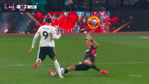 Dibu Martínez se vistió de defensor con una barrida espectacular ante Liverpool