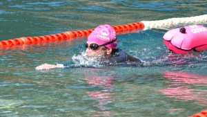 Una investigadora ganó una competencia de aguas abiertas en Bariloche: «Pienso y resuelvo cuestiones del trabajo mientras nado»
