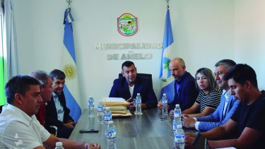 Funcionarios y diputados provinciales asistieron a la apertura de sobres que se realizó ayer en la municipalidad de Añelo (Añelo corazón de Vaca Muerta)