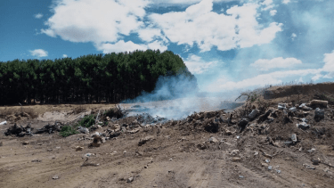 Bomberos preocupados por los incendios en el basurero de Villa Pehuenia. (Gentileza).