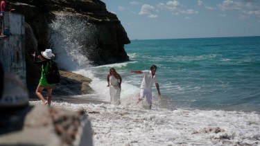 En 6 fotos, así está Las Grutas con las mareas extraordinarias: cuáles son las otras playas afectadas