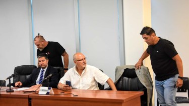 Los dos imputados con sus defensores, en la audiencia del viernes. (Cecilia Maletti)
