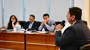 Cómo es la rutina de los policías en una comisaría de Neuquén colapsada por los detenidos