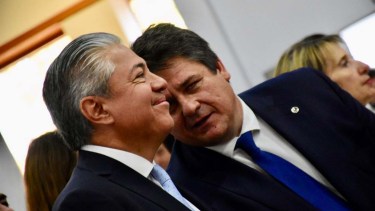 El intendente Mariano Gaido de la ciudad de Neuquén recibe por primera vez fondos provinciales para aplicar leyes sociales. Foto: Matías Subat. 