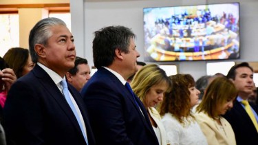 La rectora Beatriz Gentile (UNCo) compartió la primera hilera de invitados en la apertura de sesiones del Concejo Deliberante (foto Matías Subat)