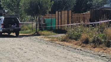 El presunto femicidio ocurrió este jueves a primera hora de la mañana en la calle Inacayal al 700 de El Bolsón. (foto gentileza)