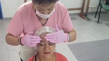 Una red de bienestar frente al cáncer: mujeres que ayudan a evitar la caída del cabello en Roca