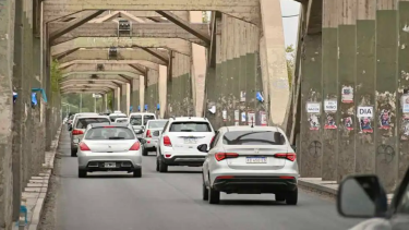 Cruzaba de Cipolletti a Neuquén y terminó arriba de un guardarraíl: demoras en los puentes carreteros