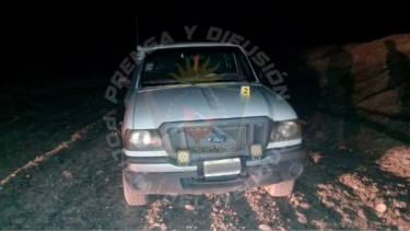 La policía incautó un arma y una camioneta tras el hallazgo de vainas servidas en una cantina de Rincón de los Sauces.  
