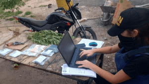 Operativo antidrogas en Allen: secuestraron cocaína, marihuana, un arma y una moto robada