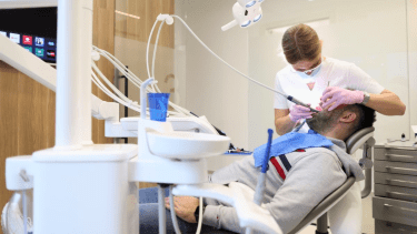 El agente sufrió un fuerte traumatismo facial en servicio, pero la ART y la justicia rechazaron su reclamo. Foto Archivo.