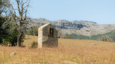 Monolito en homenaje a Berta Salgado, pionera del Chapelco. Foto gentileza. 
