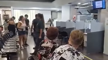 Video | Fuerte reclamo en ISSN: prohíben el ingreso a la mujer que denunció falta de cobertura a su hijo de tres años en Neuquén 
