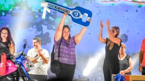 Video | ¡Casi se pierde el auto 0KM por hacer el curso de manejo!: Fabiana, la ganadora de la Fiesta de la Manzana 2025