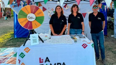 El equipo de Turismo de La Pampa dijo presente con un stand cerca del ingreso al predio de la Fiesta de la Manzana 2025 - Foto: Juan Moro. 