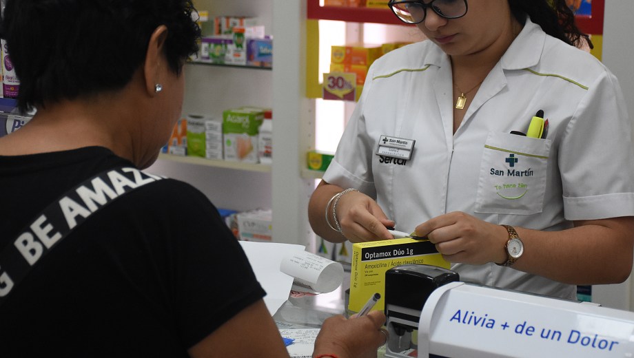 Las farmacias aseguran que están jaqueadas por las deudas de las obras sociales. (Foto:  Juan Thomes).