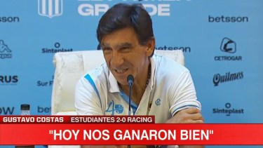 Costas cruzó a un periodista en conferencia de prensa.