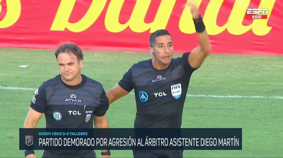 El árbitro asistente Diego Martín fue agredido en el partido entre Godoy Cruz y Talleres.