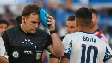 Diego Martín, el juez de línea fue víctima de una agresión en en el juego entre Godoy Cruz y Talleres. Gentileza Diario Uno de Mendoza