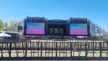 El aviso en el escenario de la Fiesta de la Confluencia 2025 en Neuquén.