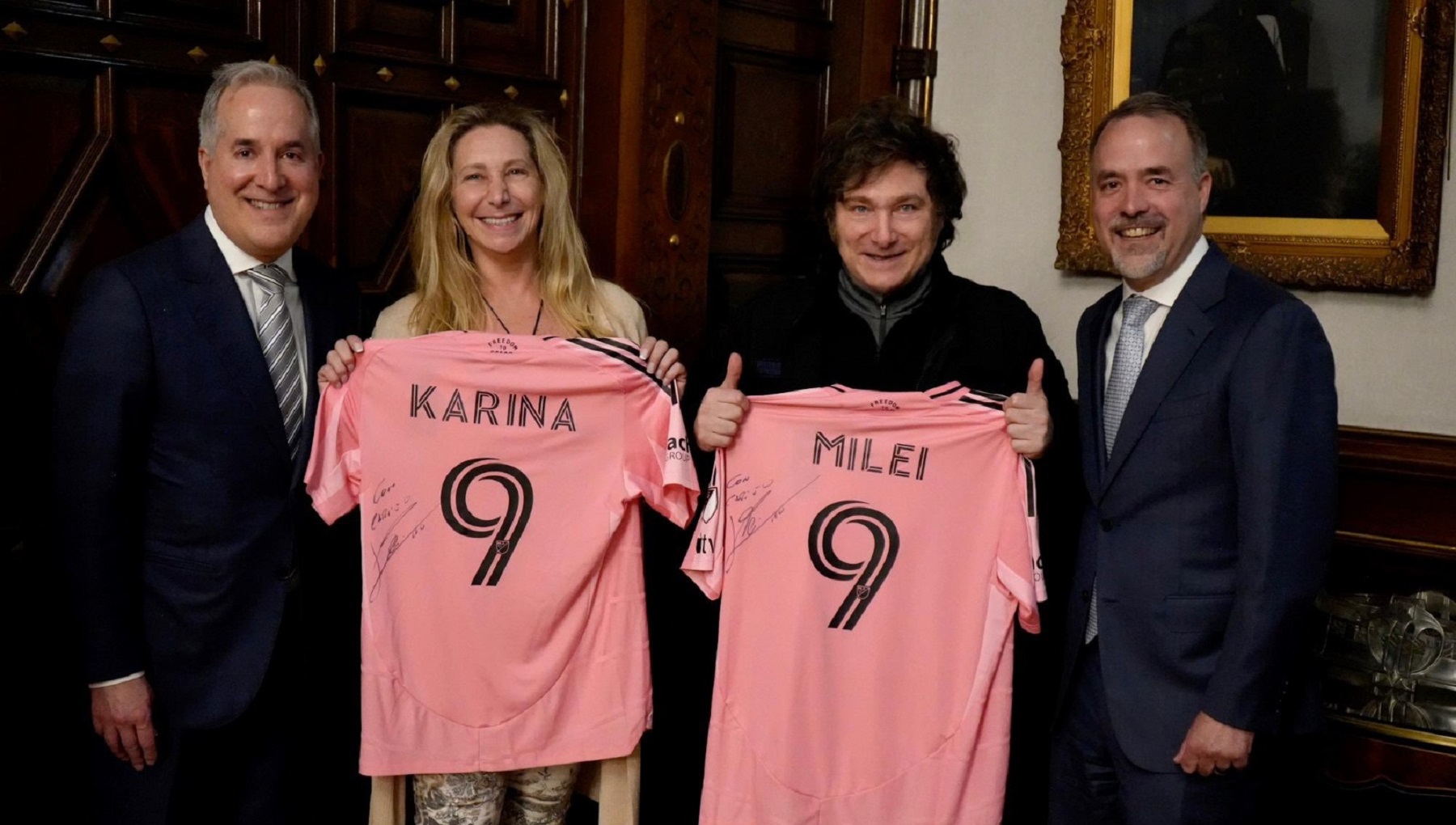 Javier Milei y su hermana Karina junto a los propietarios del Inter Miami.