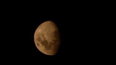 Luna naranja en Neuquén y el Alto Valle. (foto gentielza Juan Ortuño)