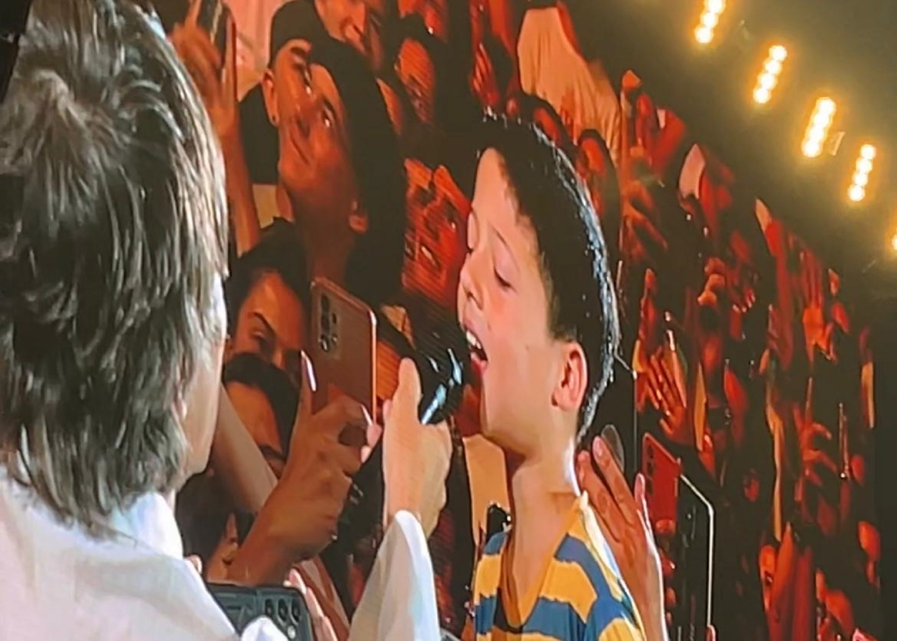 Turf cantó con un niño en la Fiesta de la Confluencia.