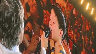 Turf cantó con un niño en la Fiesta de la Confluencia.