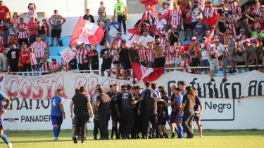 Batalla campal en el Regional Amateur: agredieron al árbitro y se suspendió la final de Viedma