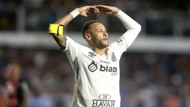 Neymar volvió a Santos tras su paso por el fútbol de Arabia Saudita.